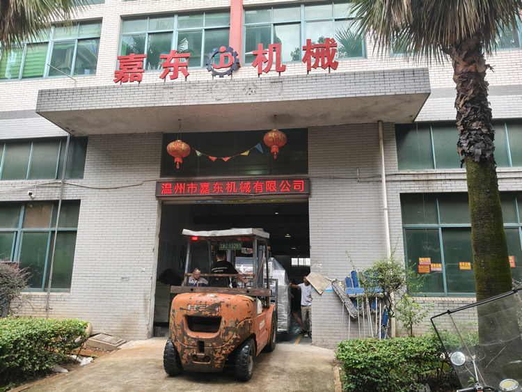 荣耀体育在线(中国)定制铝箔压纹分切一体机